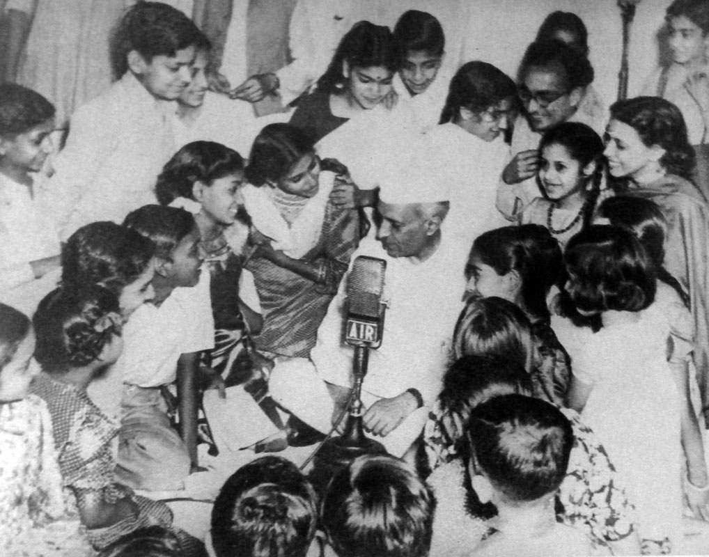 jawaharlal-nehru-with-children